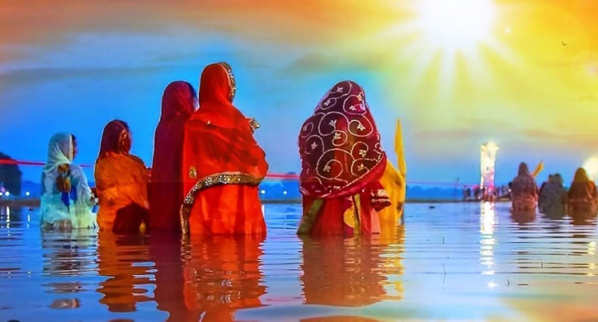 आज छठ पर्वको मुख्य दिन, अस्ताउँदो सूर्यलाई ‘सँझिया अर्घ’ दिइँदै