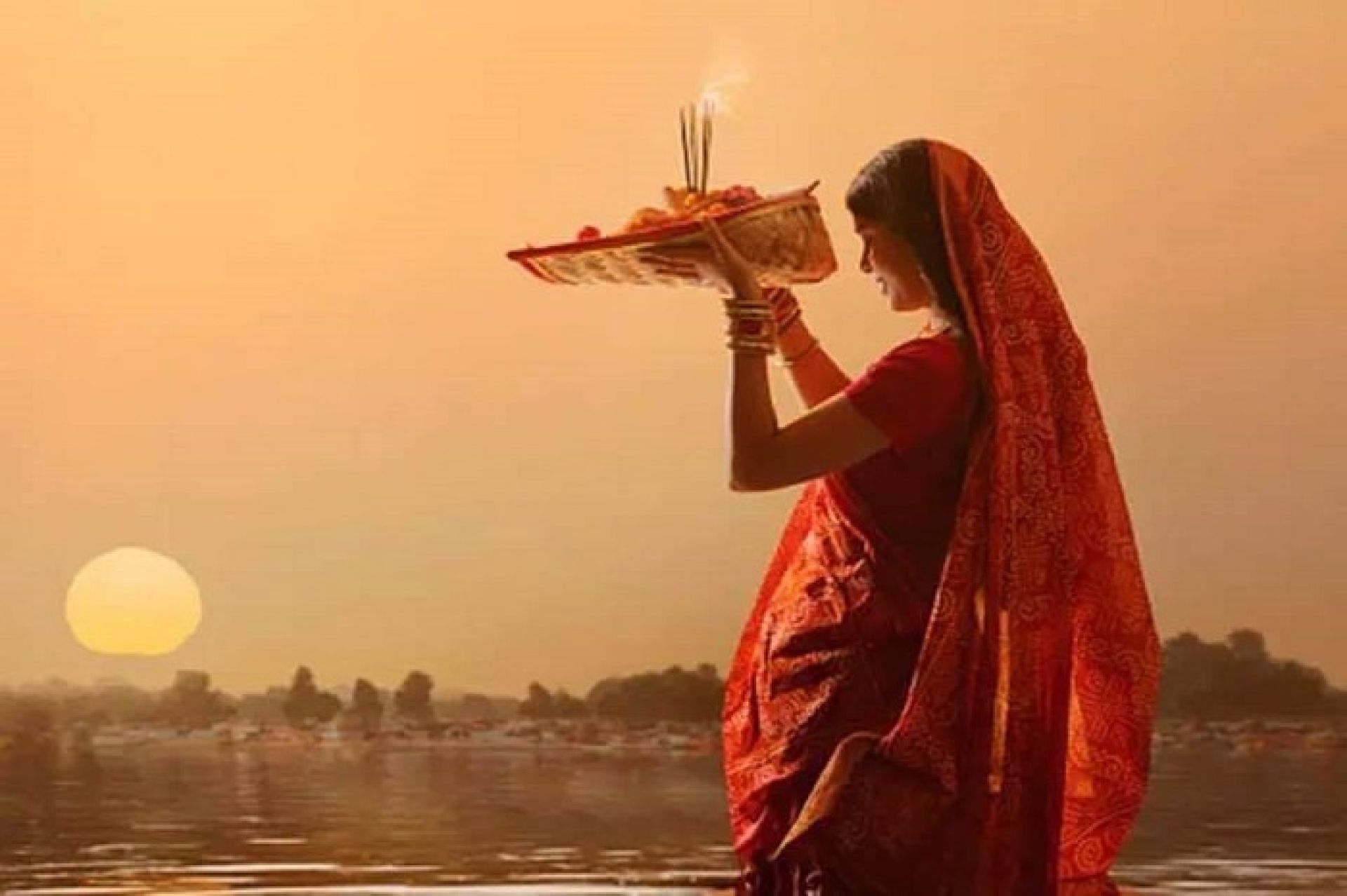 आज छठ पर्वको मुख्य दिन, अस्ताउँदो सूर्यलाई अर्घ्य दिइँदै