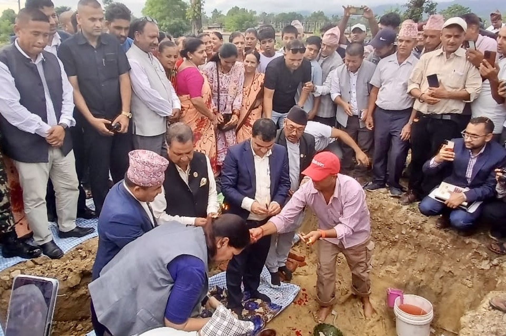 बर्दघाटमा बन्दै ट्रमा सेन्टर, स्वास्थ्यमन्त्री र सांसद विनोद चौधरीले गरे संयुक्त शिलान्यास 