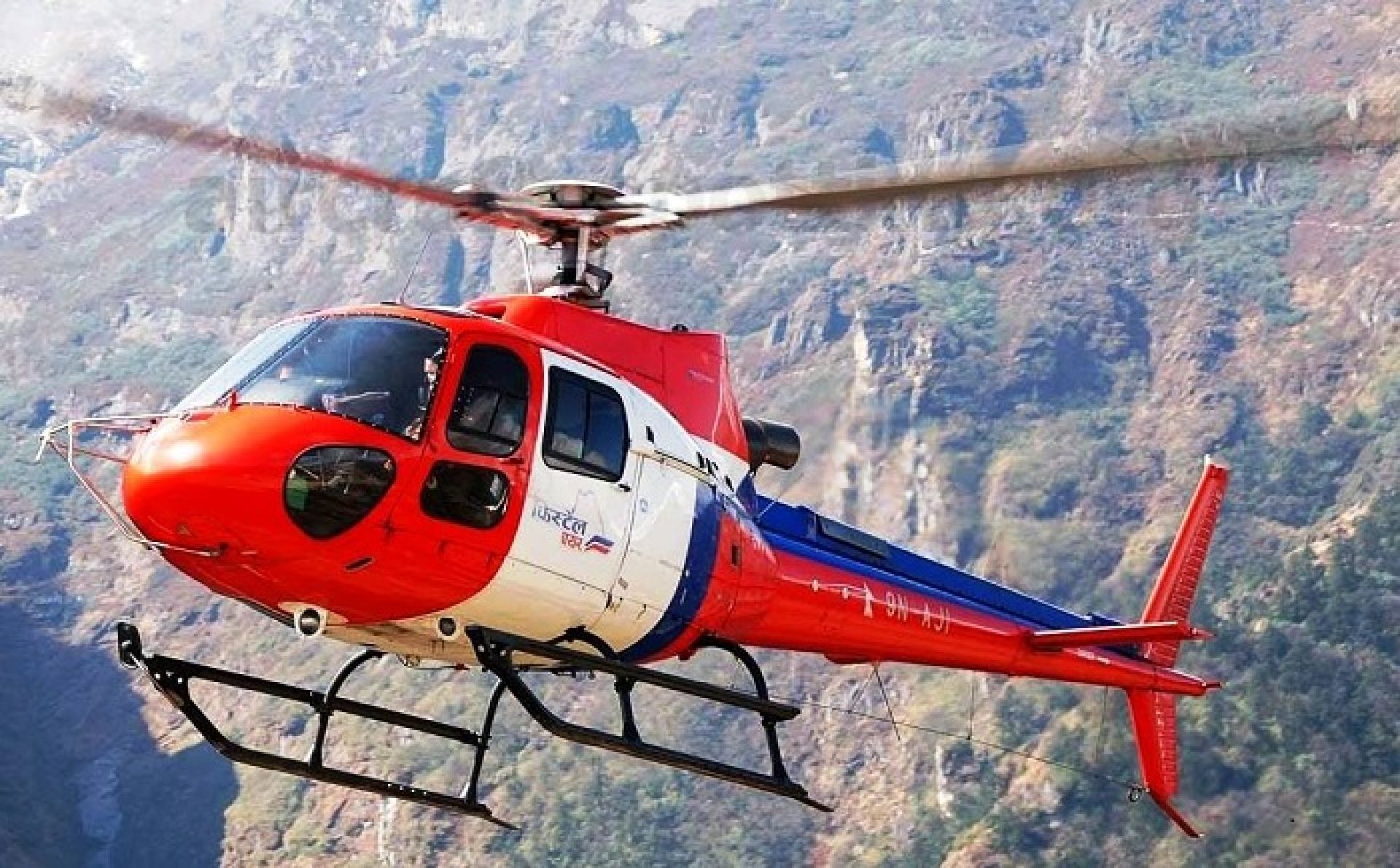 सोलुका लागि उडान भरेका सात हेलिकोप्टर लामीडाँडा विमानस्थलमा आकस्मिक अवतरण