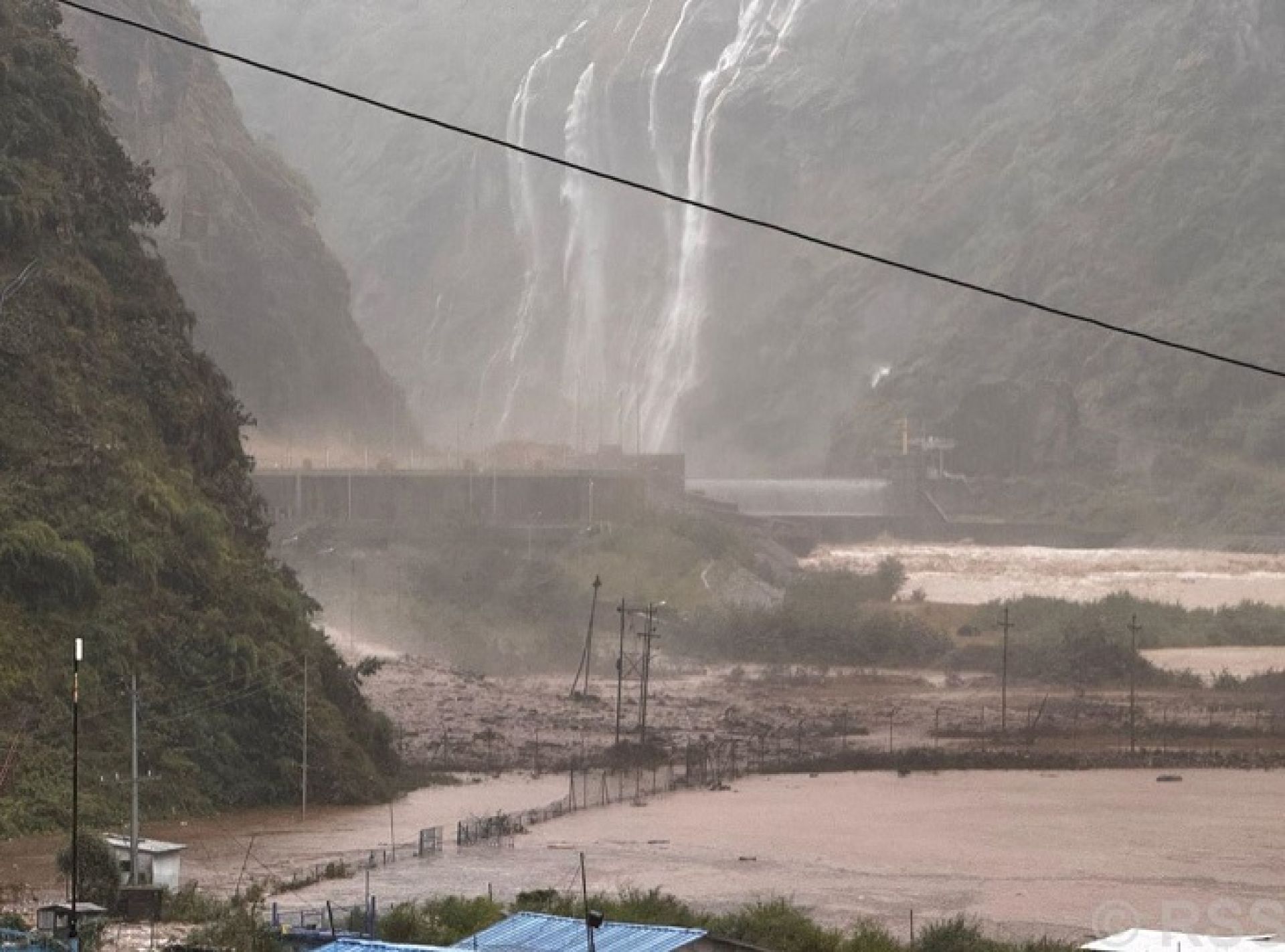 माथिल्लो तामाकोशी हाइड्रोपावरको बाँधमा क्षति, कन्ट्रोल रुमको भवन भत्किँदा चार जना बेपत्ता