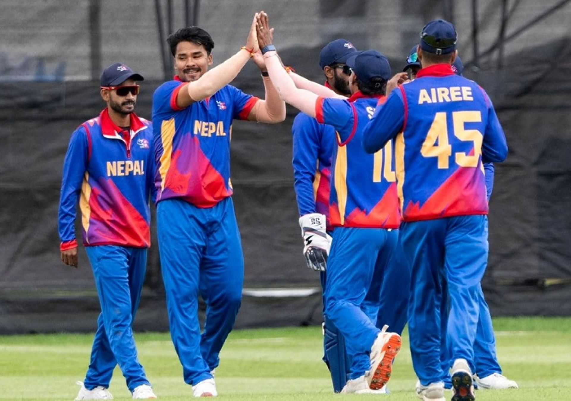 स्कटल्याण्डविरुद्ध बलिङ गर्दै नेपाल, केसीले लिए पहिलो विकेट