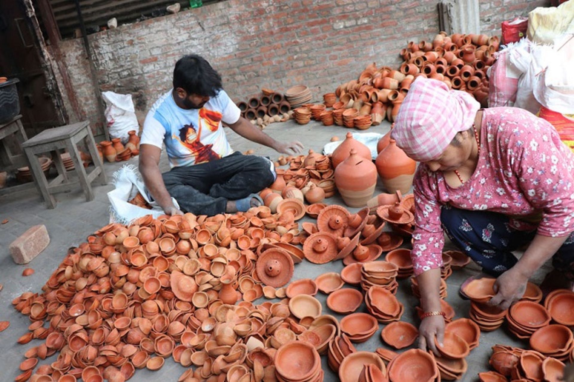 बिजुलीको झिलीमिलीले ओझेलमा माटोका पाला, कुम्भकार चिन्तित