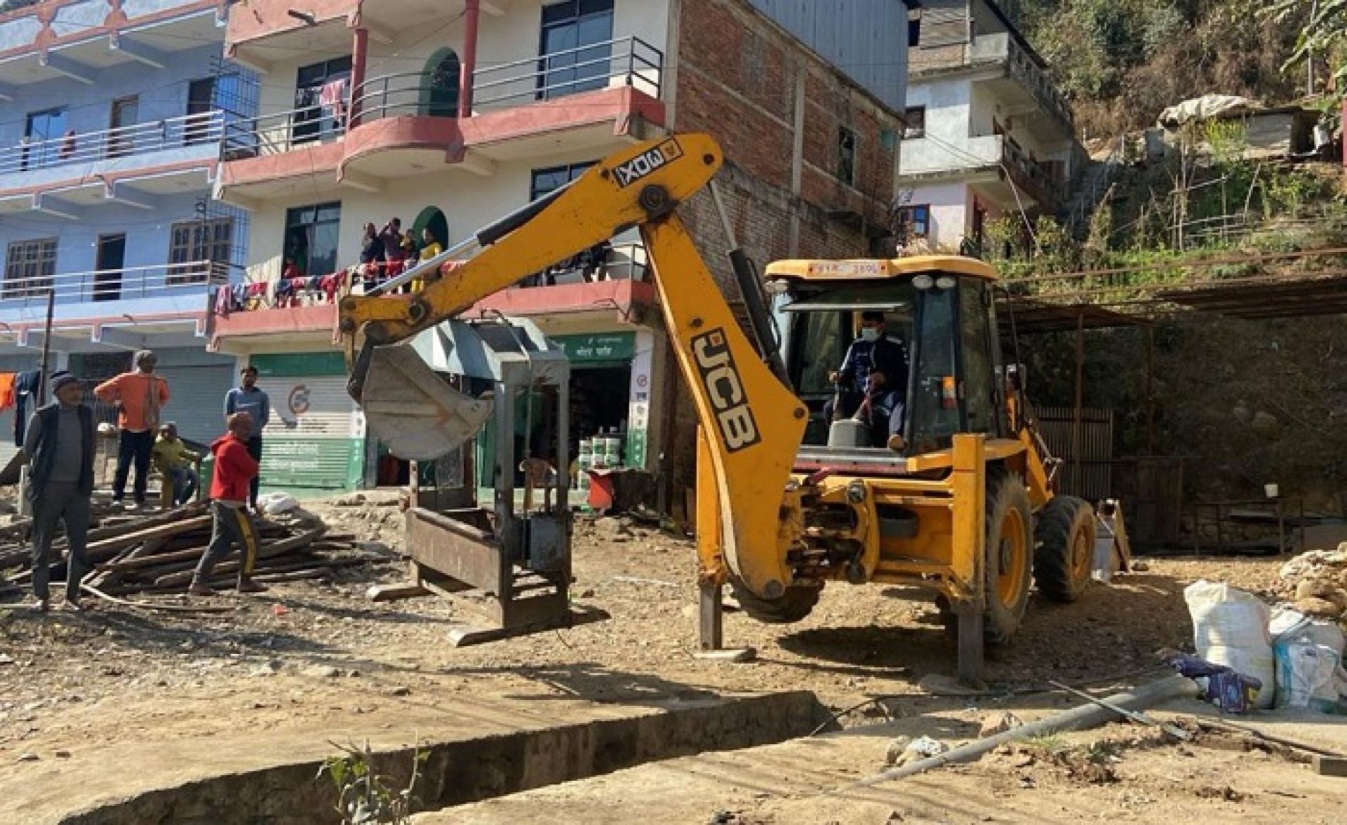 मेलम्ची बजारका अनाधिकृत संरचना हटाउन नगरपालिकाले चलायाे डाेजर