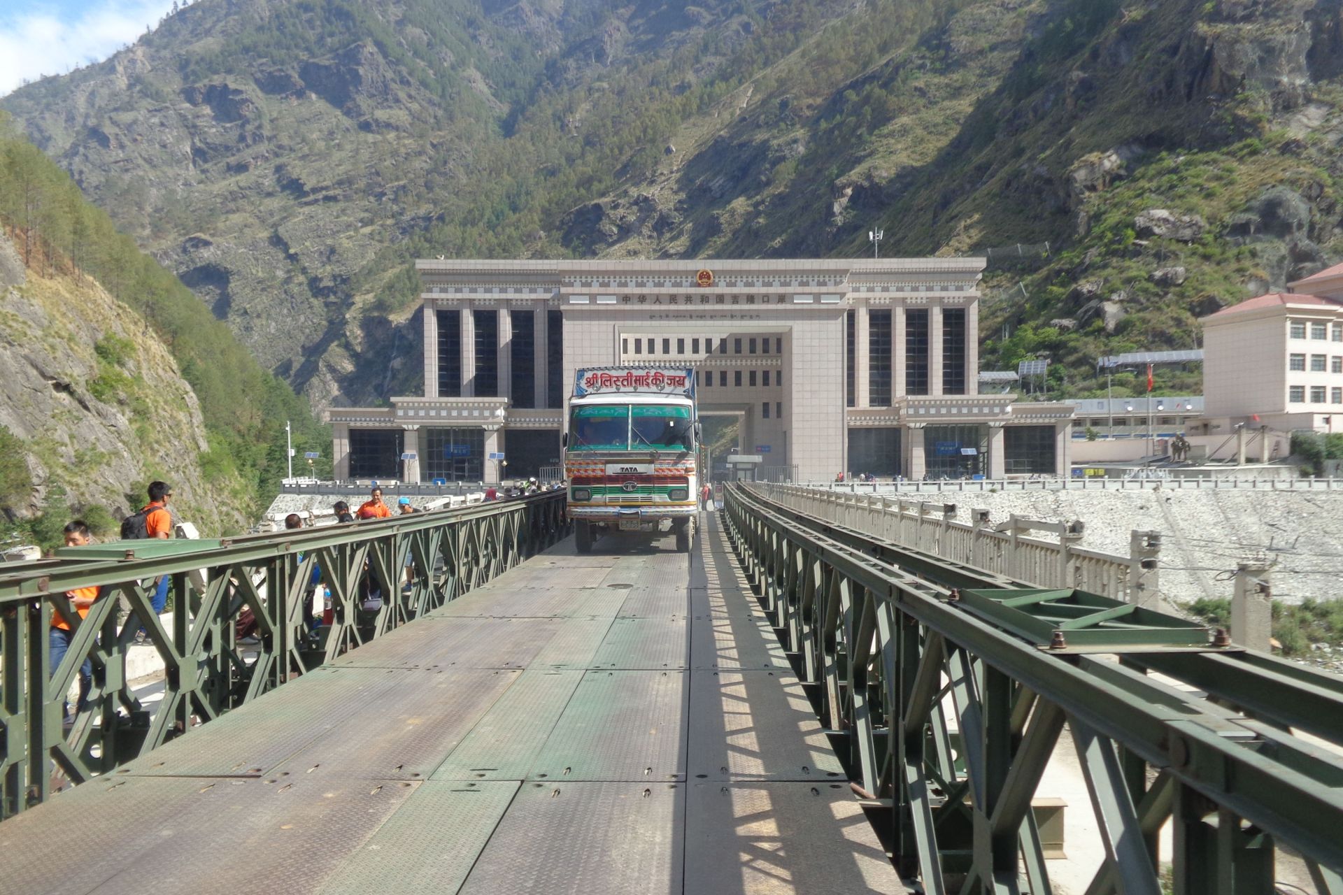 रसुवागढी नाकाबाट बढ्न थाल्यो व्यापार तथा पर्यटकीय गतिविधि