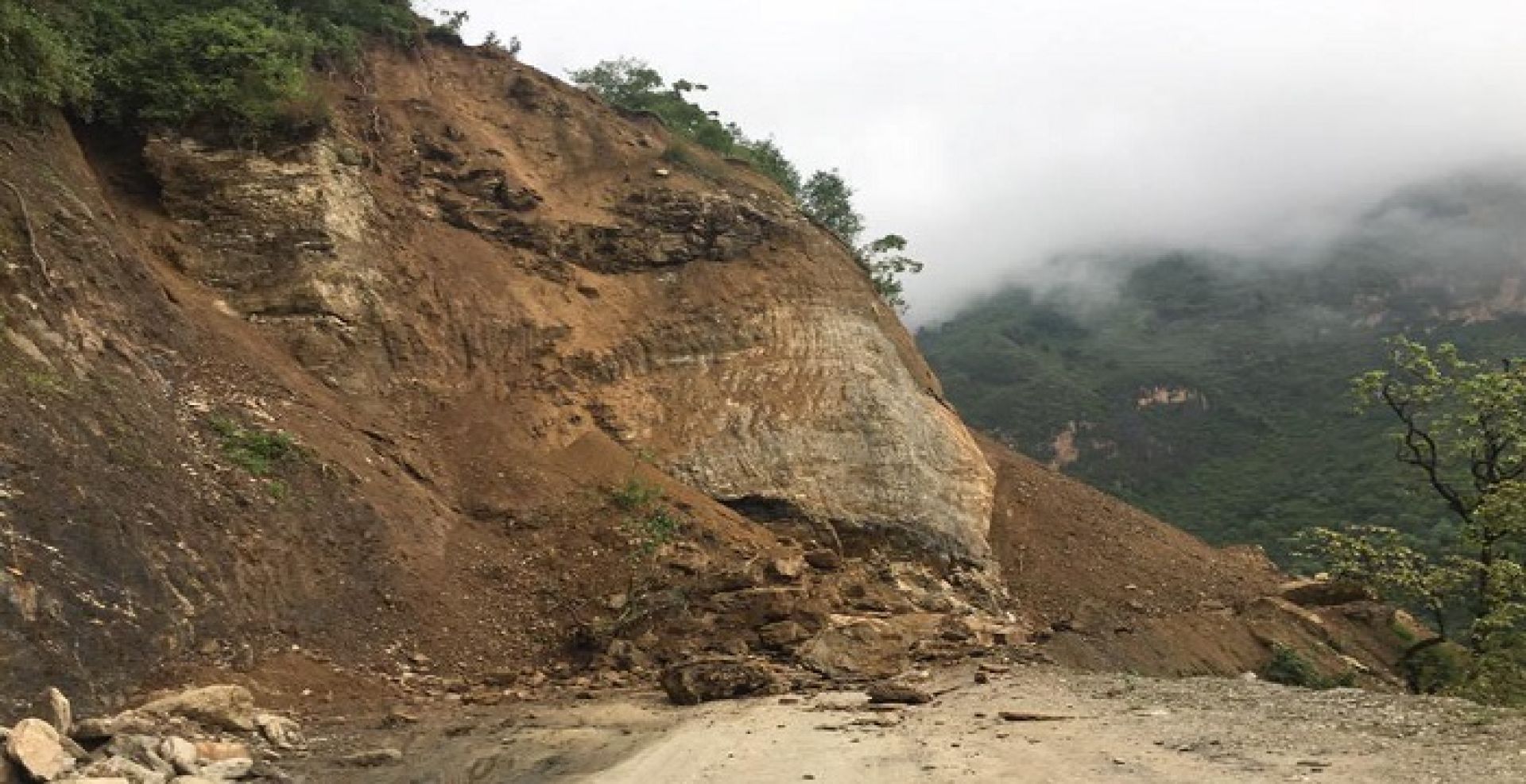 धादिङको थाक्रेमा पहिरो: पृथ्वी राजमार्ग दुईतर्फी अवरुद्ध