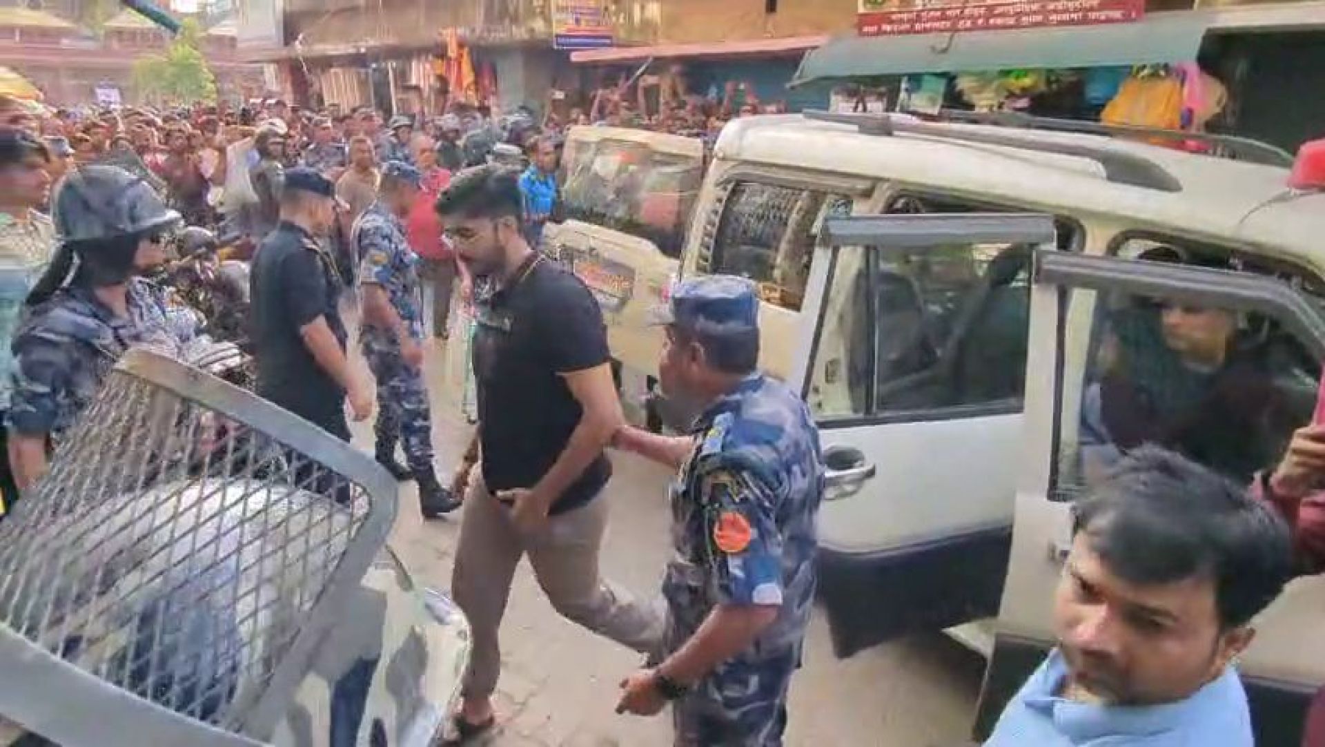 वीरगन्जमा राजस्वको छापा: सुन व्यवसायीको घरबाट ठूलो परिमाणमा अवैध सुन बरामद 