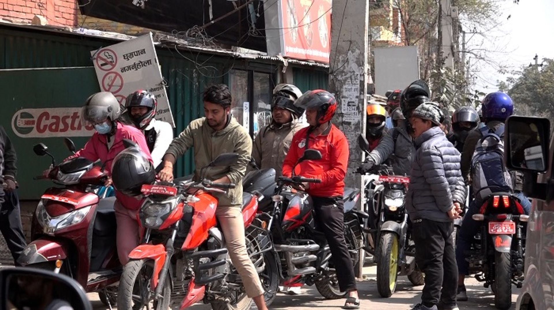 पेट्रोलियम पदार्थको अभाव हुनसक्ने आशंकामा पेट्रोल पम्पहरुमा उपभोक्ताहरुको भिड