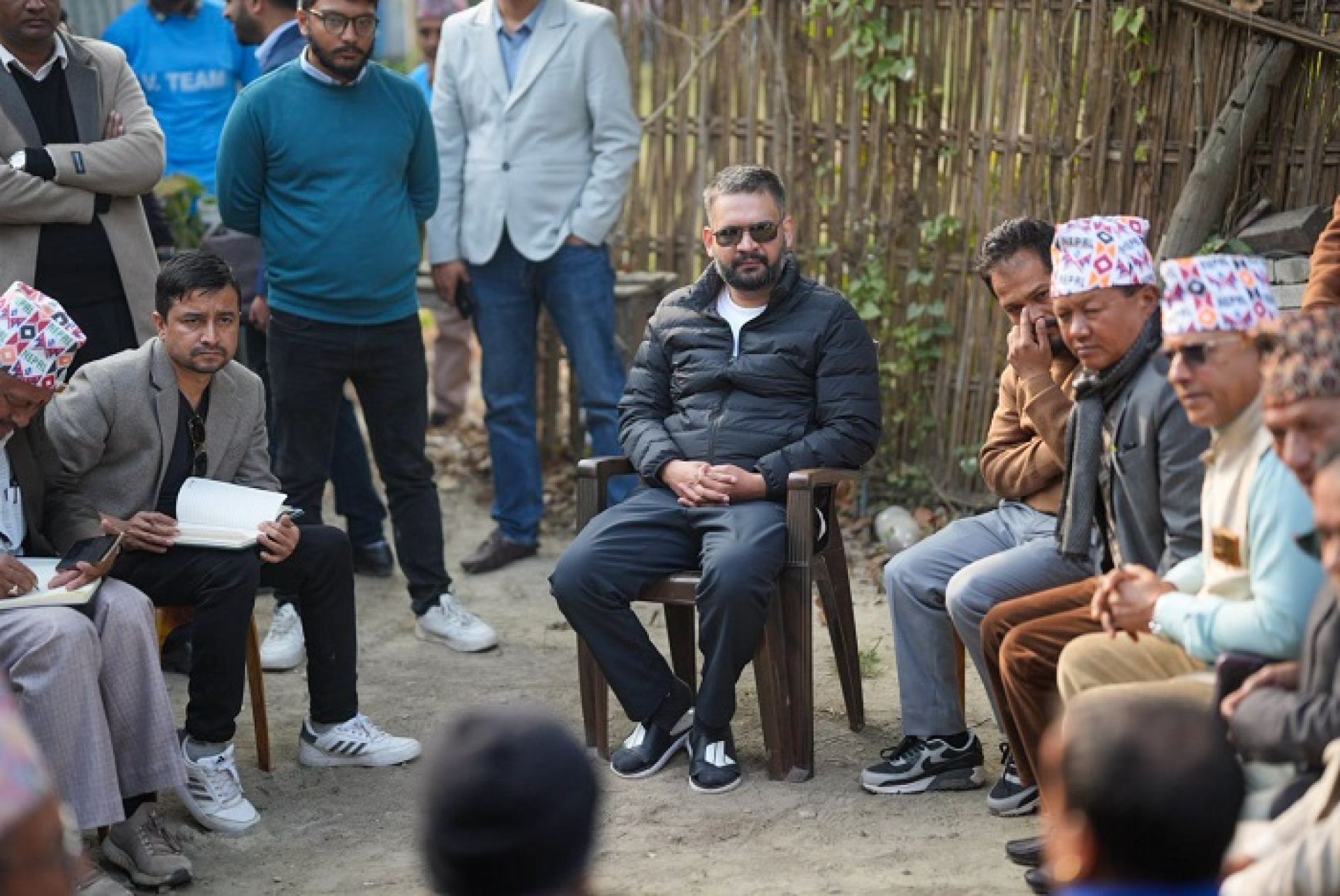 झापाका स्थानीय समस्याबारे जनप्रतिनिधि र व्यक्तित्वसँग बालेनको छलफल