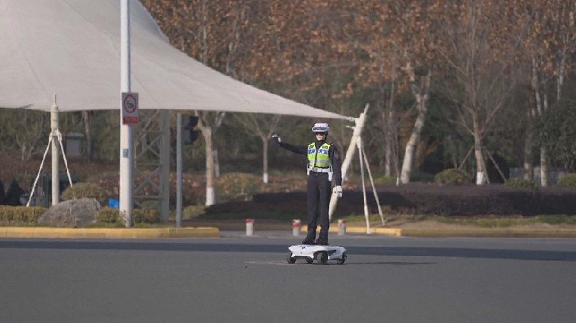 चीनका सडकमा अब रोबोटिक ट्राफिक अफिसर