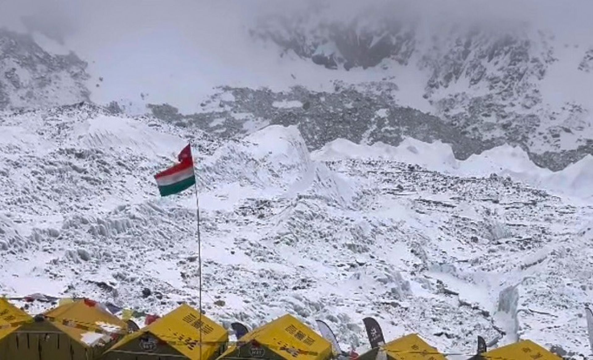 सगरमाथा आधार शिविरमा राष्ट्रिय झण्डाको अपमान, भारतीय झण्डाभित्र खुम्च्याइयो नेपाली झण्डा