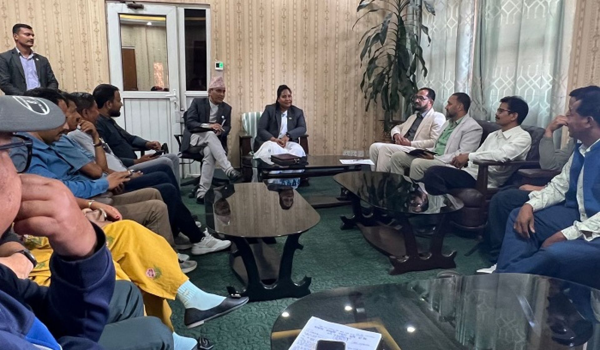 किसानका समस्या सुन्दै मन्त्री चौधरीः बीमा, मल र बजारीकरण सुधारमा जोड