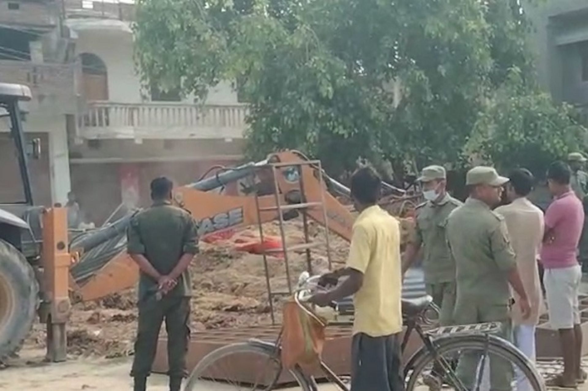 गौर नगरपालिकाद्वारा अवैध संरचनामाथि डोजर, सडक मिचेर बनाइएका टहरा भत्काइँदै