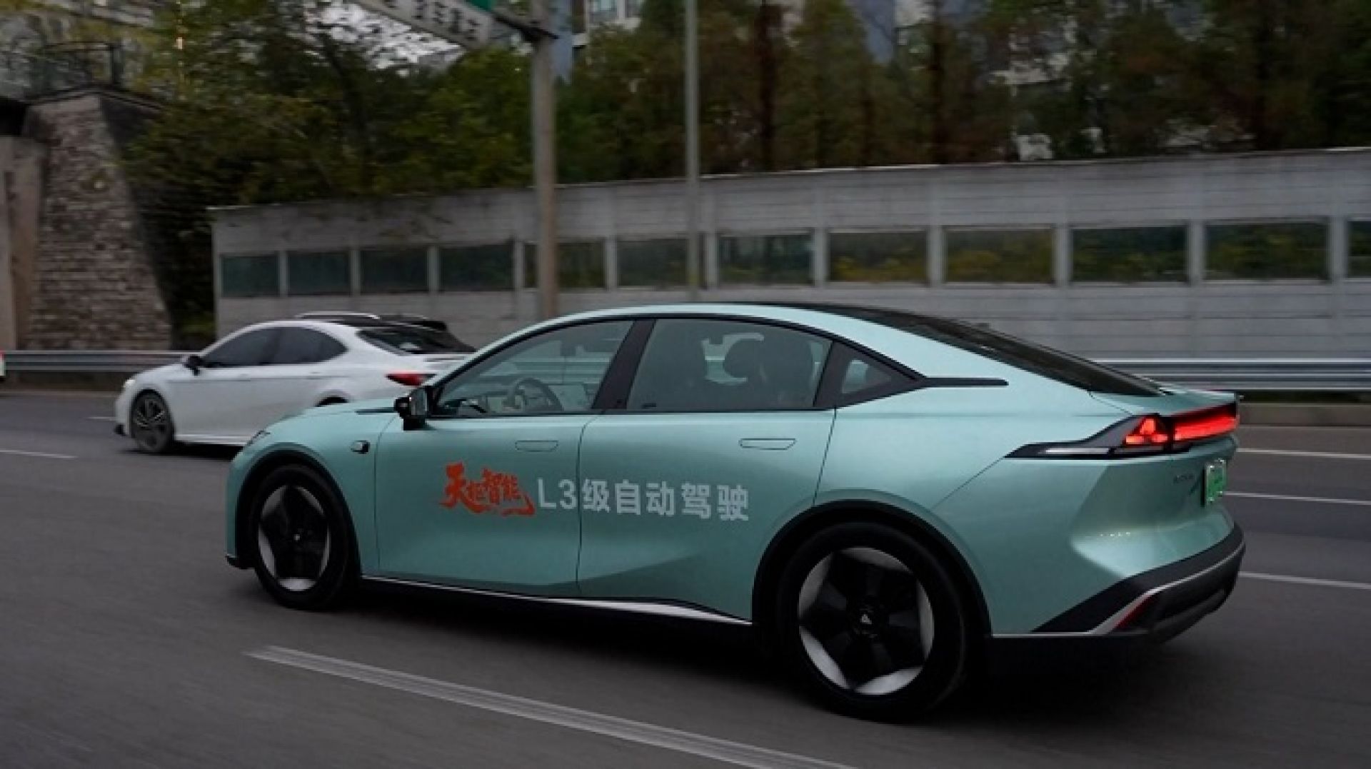 चीनका सडकहरुमा गुड्न थाले चालकविहीन कार