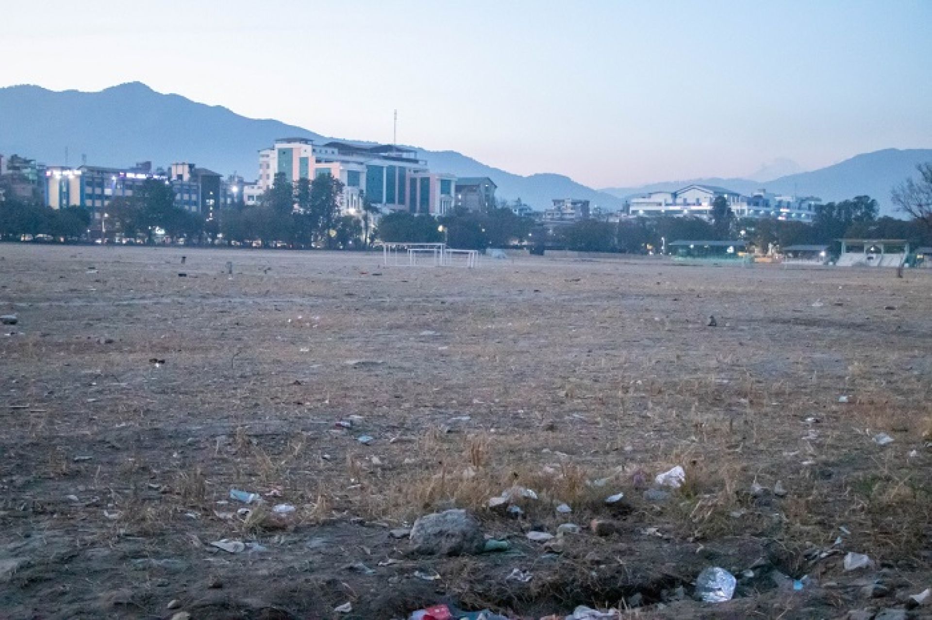 सैनिक मञ्चको दक्षिण चौरमा २ करोड ७० लाख रुपियाँ खर्च गरेर वरमुढा ग्रास रोपिँदै