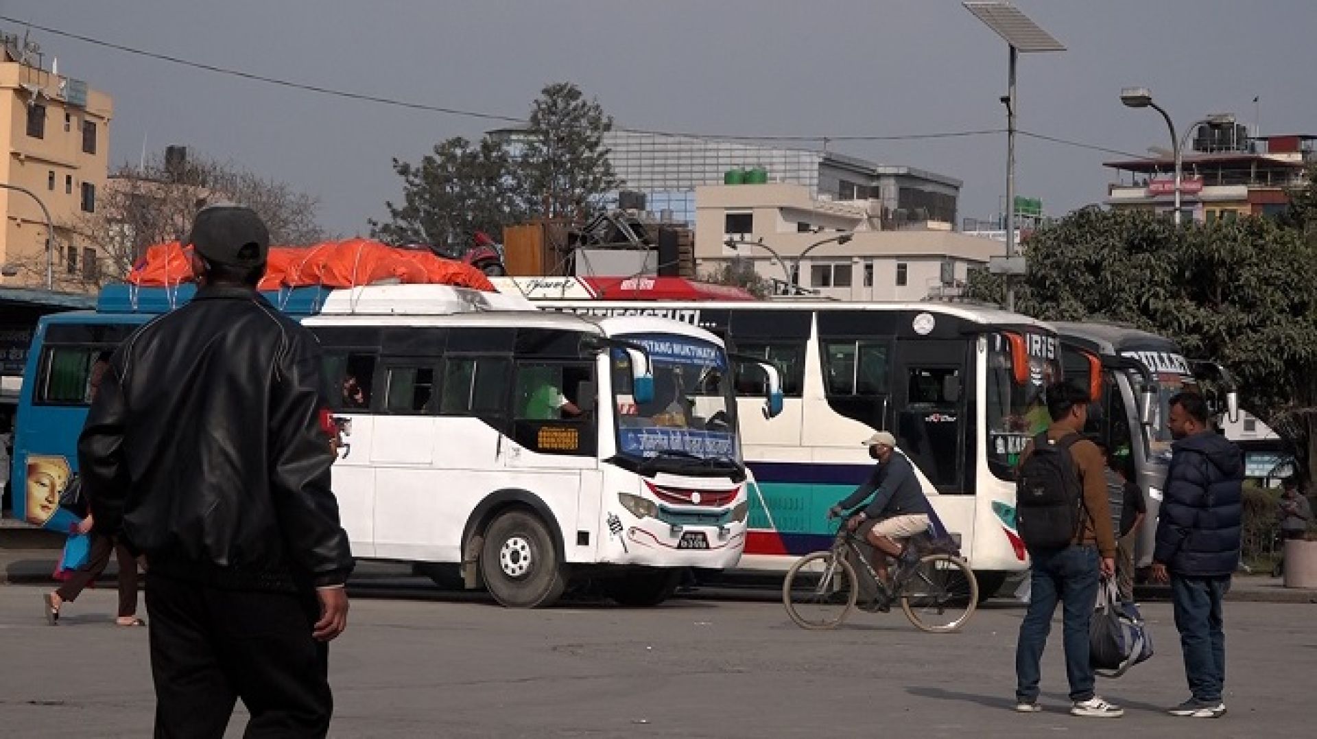 निर्वाचन चहलपहल : टिकट बुकिङभन्दा ‘रिजर्भ’को दबदबा, सार्वजनिक बसमा यात्रुको खडेरी