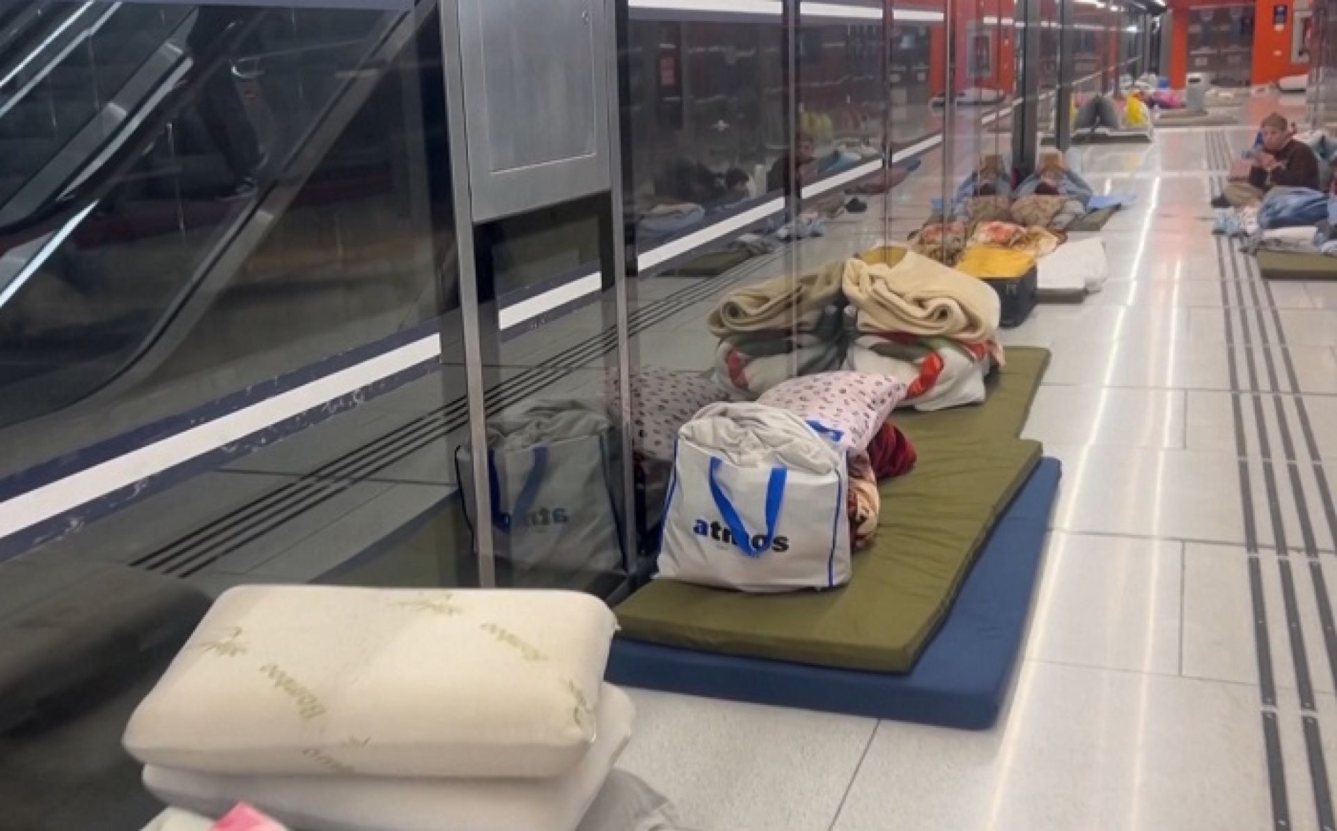 क्षेप्यास्त्रको त्रास र साइरनको गुञ्जायसः तेल अभिभका भूमिगत रेल स्टेशनहरू बने नागरिकका आश्रयस्थल