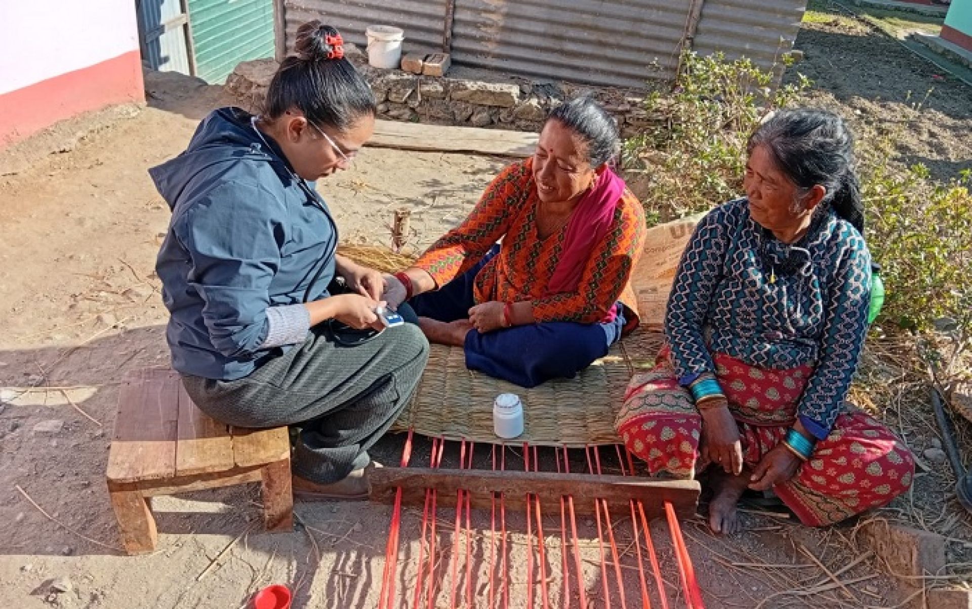 घर घरमा गएर बिरामी जाँच्दै आयुर्वेद तथा वैकल्पिक चिकित्सालयका स्वास्थ्यकर्मी
