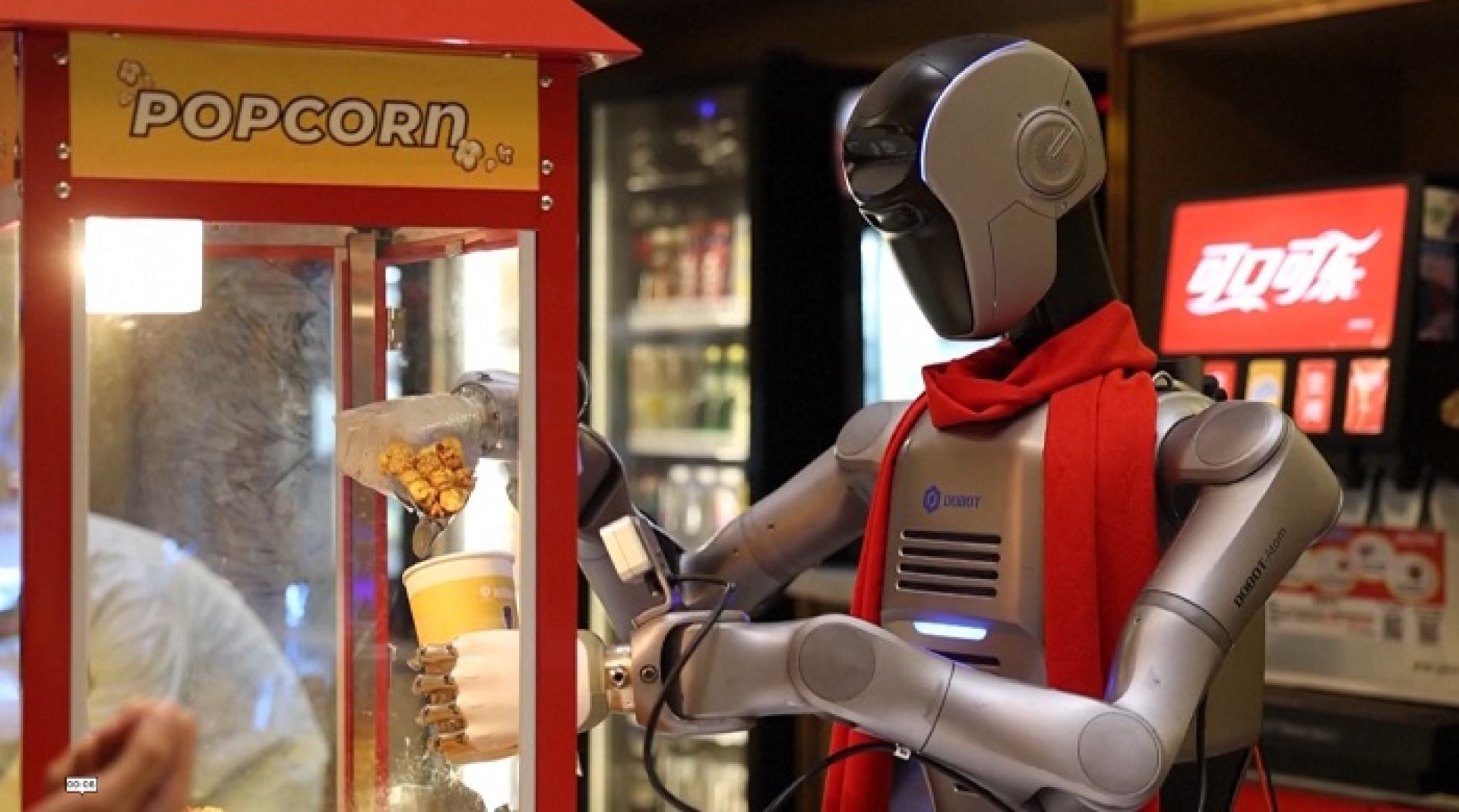 फिल्म हलहरुमा ग्राहकलाई पपकर्न र आइसक्रिम सेवा गर्छन रोबोटहरु