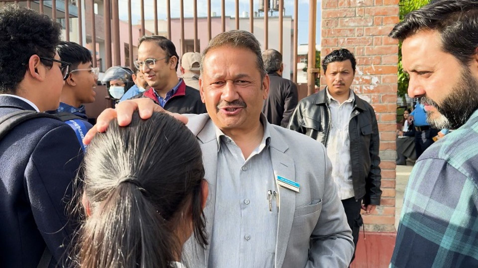 एसईई: हरेक विहान परीक्षा केन्द्रमा शिक्षकको माया ‘गड ब्लेस यू’