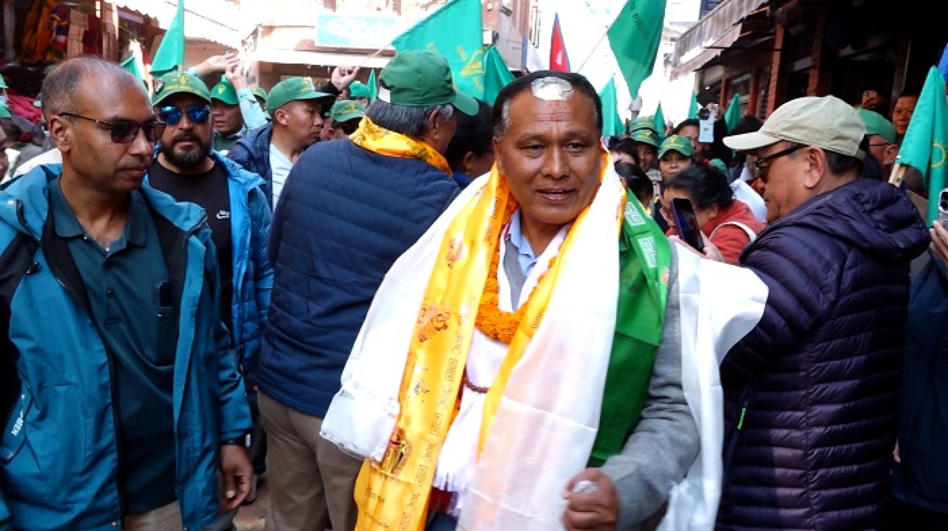 काठमाडौं ३ मा घरदैलो गरेका मतदाता भन्छन्- ‘कुलमानले हारे देश हार्छ’