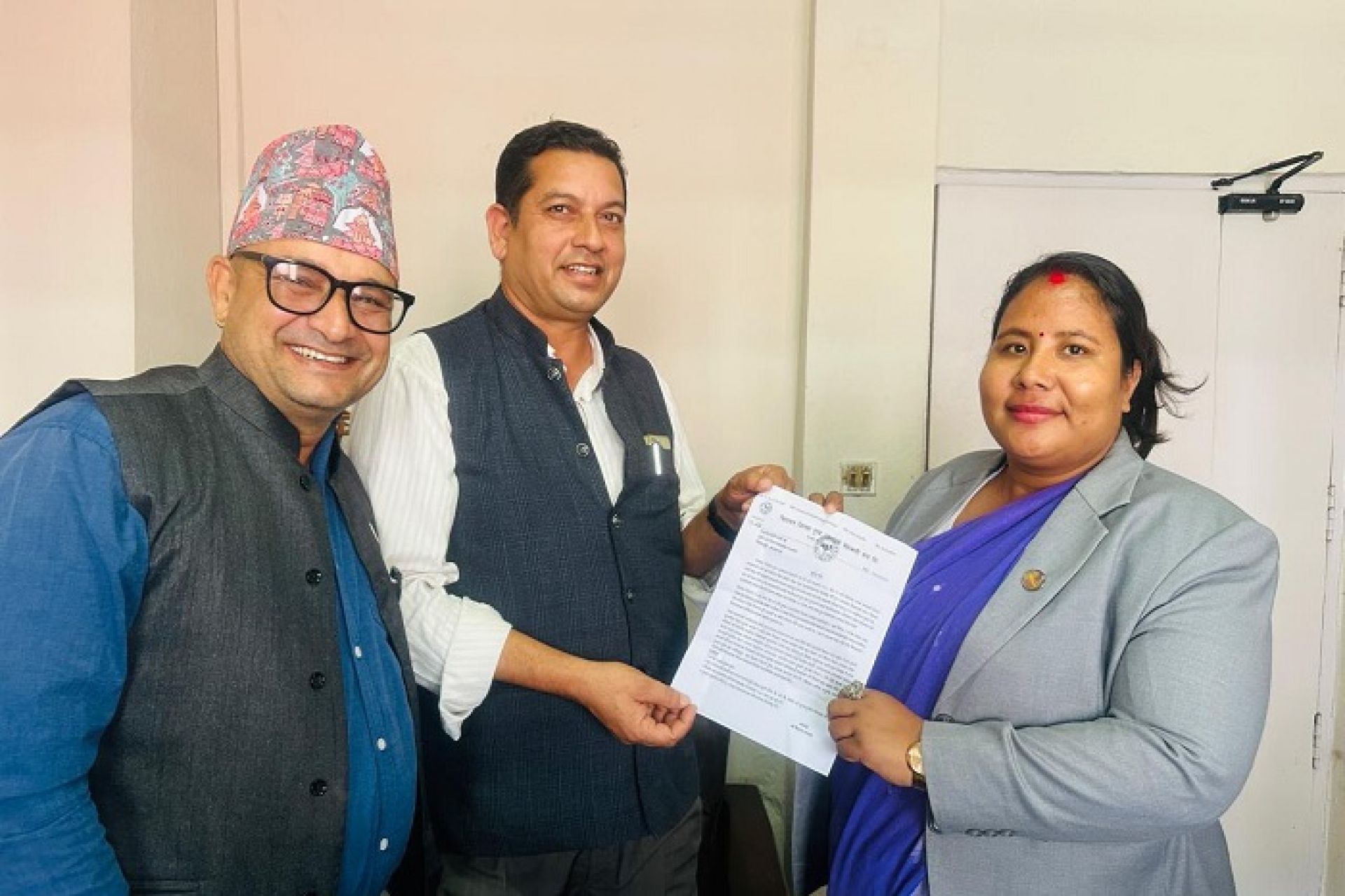दूधको मूल्य समायोजन र भुक्तानीको माग गर्दै चितवनका किसानद्वारा मन्त्रीलाई ज्ञापनपत्र