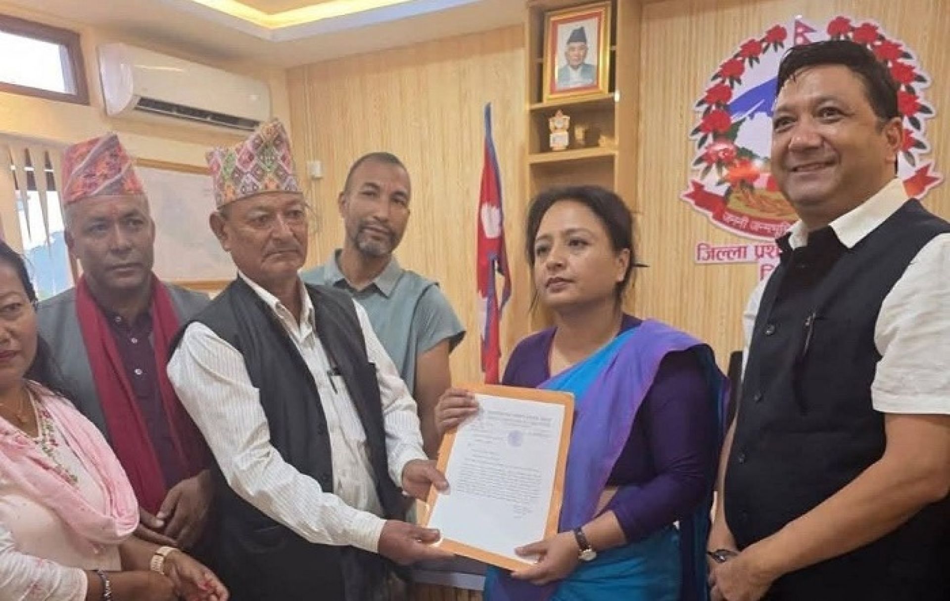 सिन्धुलीका सामुदायिक वनद्वारा प्रधानमन्त्री राहत कोषमा नौ लाख २९ हजार सहयोग