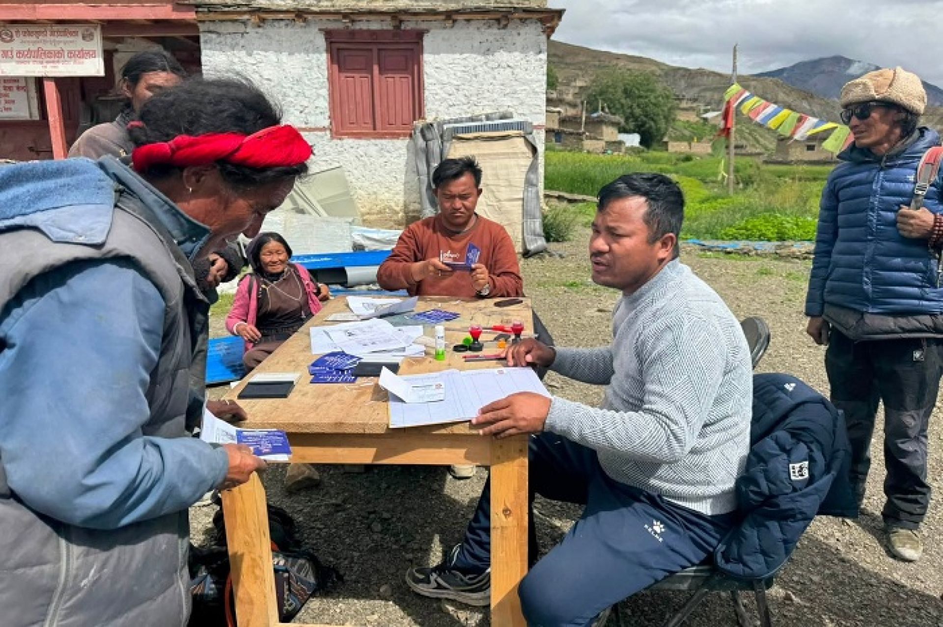 डोल्पामा चीनको सीमा क्षेत्रका करिब २०० बासिन्दालाई प्रस्थान तथा प्रवेशपत्र वितरण