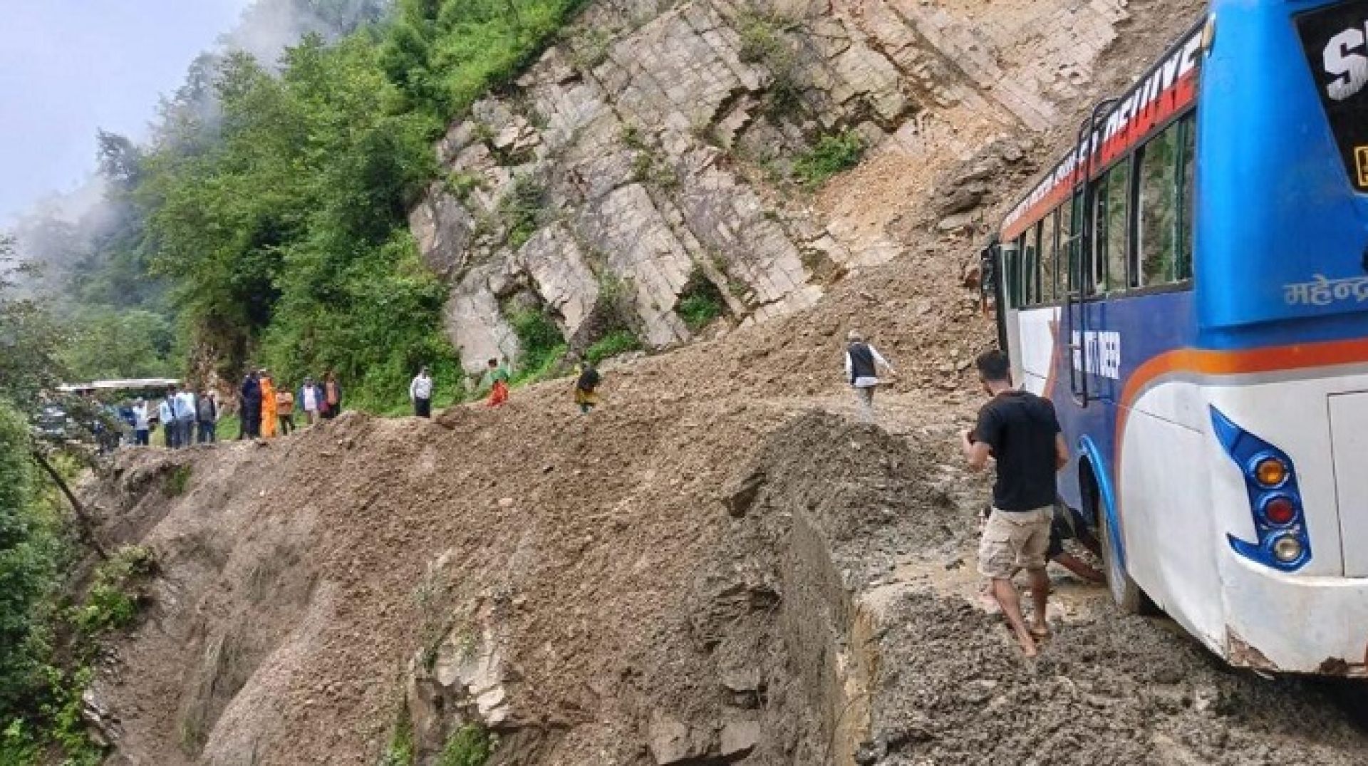 बाढी-पहिरोले देशभरका मुख्य सडक प्रभावित, रसुवाका सडकखण्ड पूर्ण रूपमा अवरुद्ध