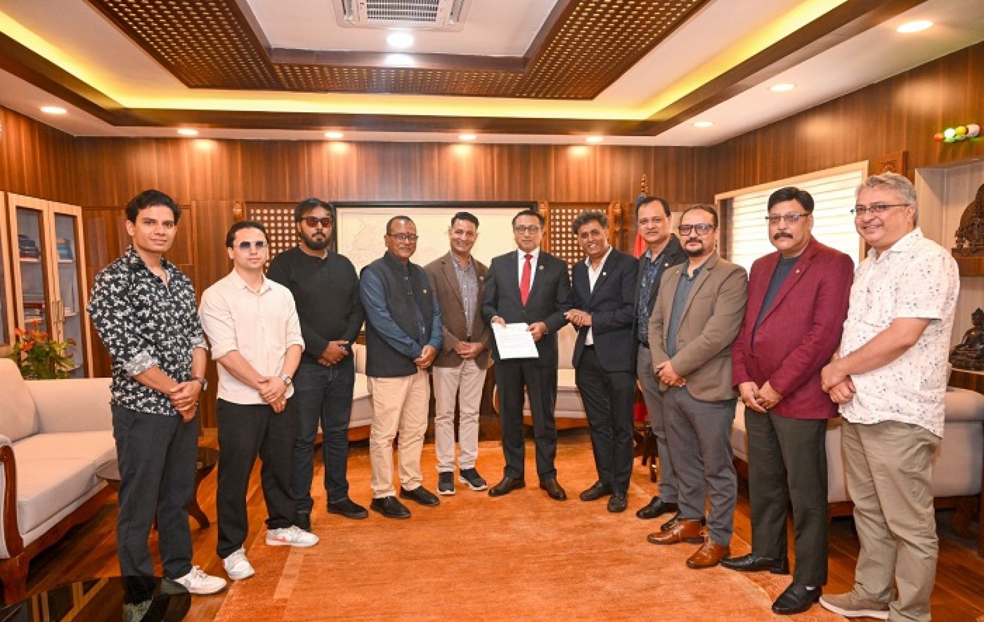 भोटेकोशी बाढीपीडितका लागि तयारी पोशाक उद्योग संघको ३३ लाख ३३ हजार सहयोग