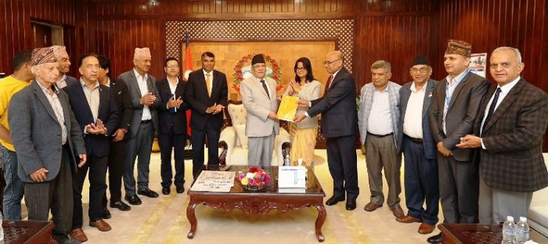 सहकारी क्षेत्र सुधार सुझाव कार्यदलले प्रधानमन्त्रीलाई बुझायो प्रतिवेदन