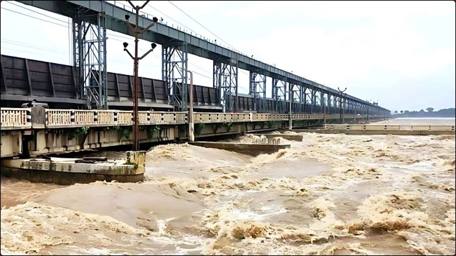 सप्तकोशीमा दुई लाख क्युसेक नाघ्यो पानीको बहाव, कोशी ब्यारेजका २४ ढोका खोलिए