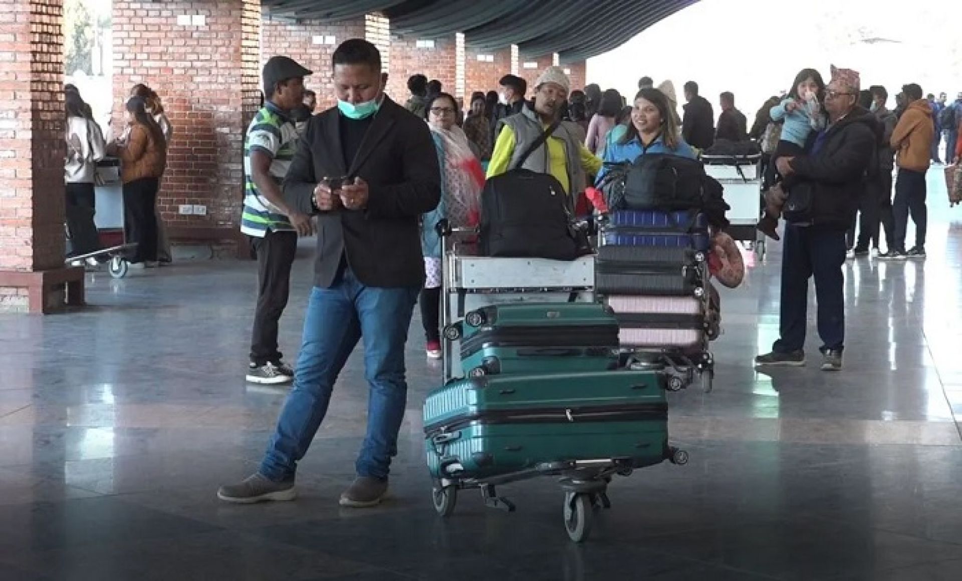 दशैँमा विदेशबाट नेपाल फर्कने यात्रुले के–के ल्याउन पाइन्छ, के पाइदैन ? 